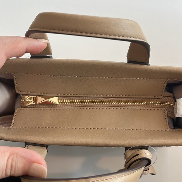 Micheal kors gigi leather camel cross body bag - Picture 7 of 9